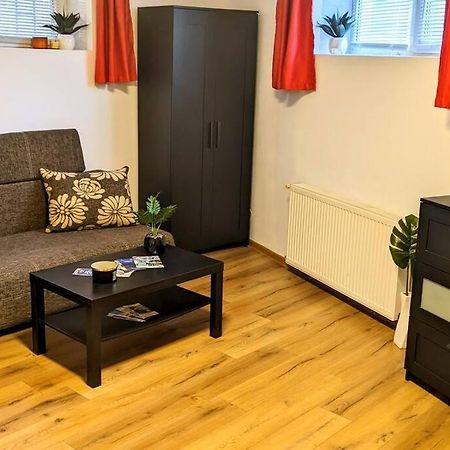 Cosy One Bedroom Flat With Free Parking & Wifi คลูจ-นาโปกา ภายนอก รูปภาพ