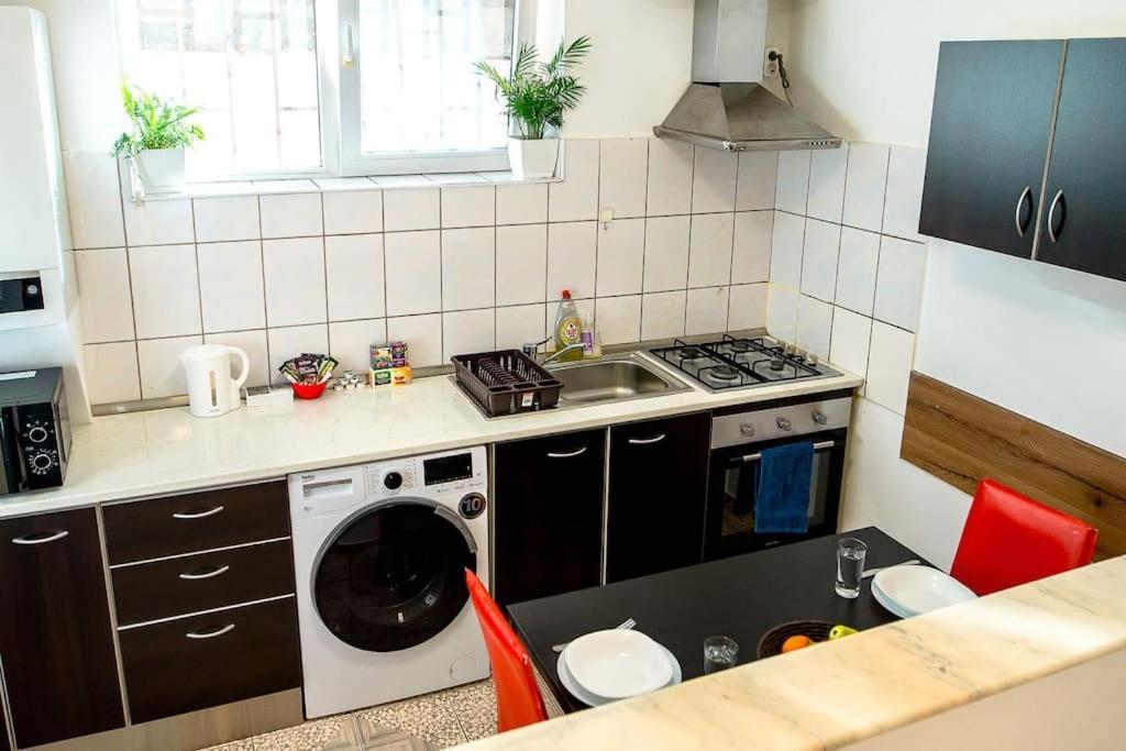 Cosy One Bedroom Flat With Free Parking & Wifi คลูจ-นาโปกา ภายนอก รูปภาพ